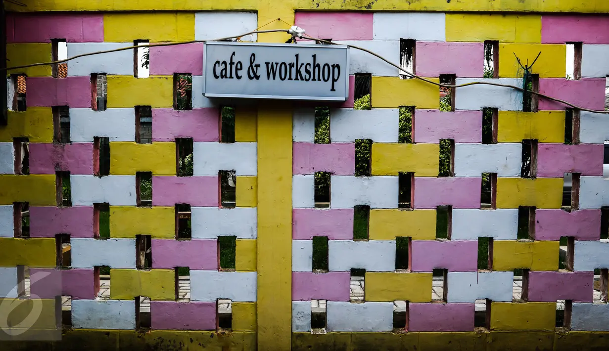 Kafe Finger Talk yang terletak di Pamulang, Tangsel, Sabtu (20/2). Selain tersedia kafe, di lokasi juga terdapat workshop tas dan pernak-pernik yang dibuat sesuai pesanan pelanggan. (Liputan6.com/Fery Pradolo)