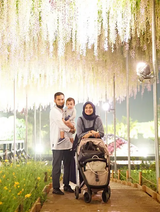 Foto pelepasan suami hendak berangkat ke Tanah Suci Mekkah itu diabadikan di depan Asrama Haji, Pondok Gede, Jakarta Timur. Foto itu diunggah pada Sabtu (3/9). (instagram/shireensungkar)