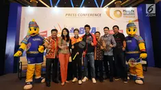 Pebulutangkis Indonesia, Liliyana Natsir dan Berry Angriawan (tengah) berpose bersama usai memberi keterangan jelang BCA Indonesia Open 2017 di Jakarta, Senin (22/5). Turnamen digelar 12-18 Juni 2017 di JCC, Jakarta. (Liputan6.com/Helmi Fithriansyah)