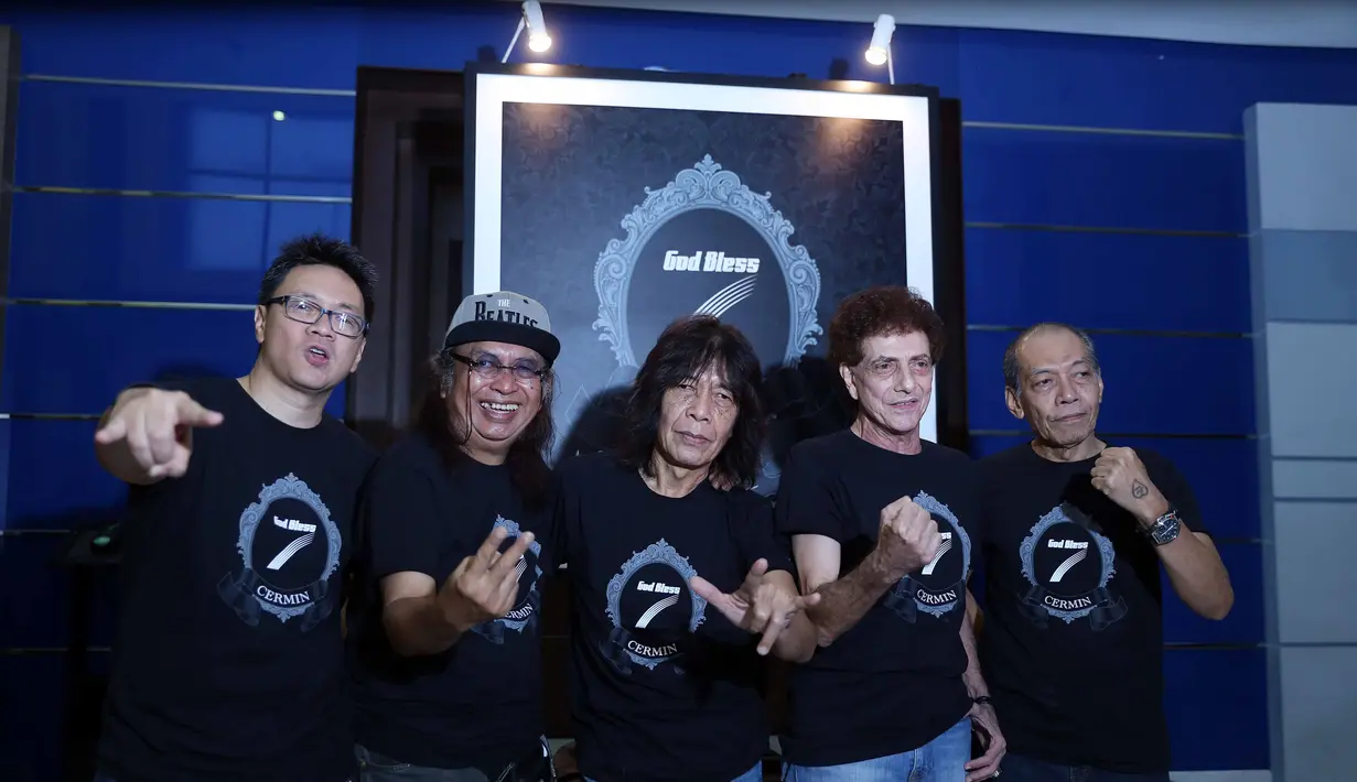 Grup band rock Tanah Air God Bless kembali meluncurkan album. Album Cermin 7 dirilis dengan dominasi materi album Cermin yang dirilis pada tahun 1980 silam. (Nurwahyunan/Bintang.com)