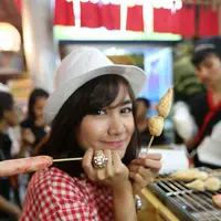 Setelah satu jam berkeliling tak terasa waktu berbuka telah tiba, Anisa Rahma mampir di JIExpo Resto untuk berbuka. (Nizar Zulmi/Bintang.com)