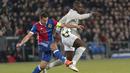 Pemain Basel, Marek Suchy (kiri) berebut bola dengan pemain Manchester United, Romelu Lukaku pada laga grup A Liga Champions di St. Jakob-Park stadium, Basel, Swiss, (22/11/2017). MU kalah 0-1 dari Basel. (Georgios Kefalas/Keystone via AP)