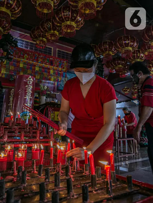 Warga keturunan Tionghoa menyalakan lilin saat sembahyang di Vihara Amurva Bhumi, Jakarta, Kamis (11/2/2021). Sembahyang jelang Imlek ini sebagai ungkapan syukur atas rejeki dan keselamatan dari Tuhan serta untuk pengharapan kehidupan lebih baik di tahun Kerbau Logam. (Liputan6.com/Faizal Fanani)