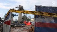 Lokasi ambruknya tiang girder proyek Tol Becakayu dipasangi garis polisi, dekat Gerbang Tol Kebon Nanas, Jakarta Timur, Selasa (20/2). Peristiwa ini menambah panjang daftar kecelakaan kerja yang terjadi pada proyek konstruksi. (Liputan6.com/Arya Manggala)