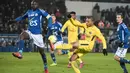 Pemain PSG, Kylian Mbappe (tengah) melepaskan tembakan ke gawang Strasbourg (RCSA) pada lanjutan Ligue 1 Prancis di Meinau Stadium, Strasbourg, (2/12/2017). PSG kalah 1-2 dari Strasbourg. (AFP/Frederick Florin)