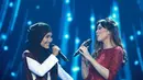 Dengan berduet bersama Fatin Shidqia, Isyana Sarasvati  berkolaborasi melantunkan lagu Iwan Fals yang berjudul Yang Terlupakan. (Deki Prayoga/Bintang.com)