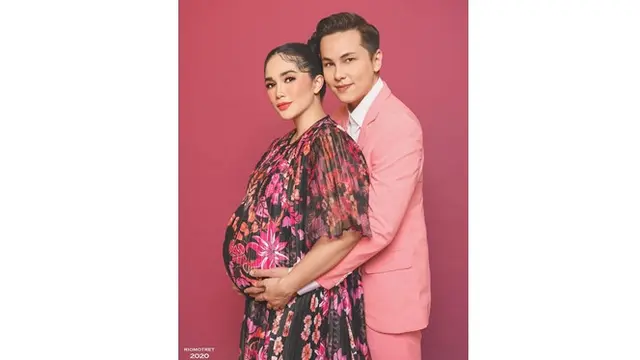 6 Gaya Maternity Shoot Ussy Sulistiawaty Bertema Fashionable, Tampil Modis