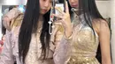 Jennie (kiri) dan Jisoo (kanan) saat mirror selfie di belakang panggung. Gaya rambut keduanya berbanding terbalik, Jennie yang menutup jidatnya dengan poni barunya, sedangkan Jisoo membiarkan jidatnya tanpa poni. (Instagram/@jennierubyjane)