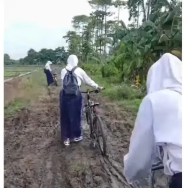 Viral Siswi SMP Minta Presiden Prabowo Perbaiki Jalanan ke Sekolahnya yang Rusak dan Becek