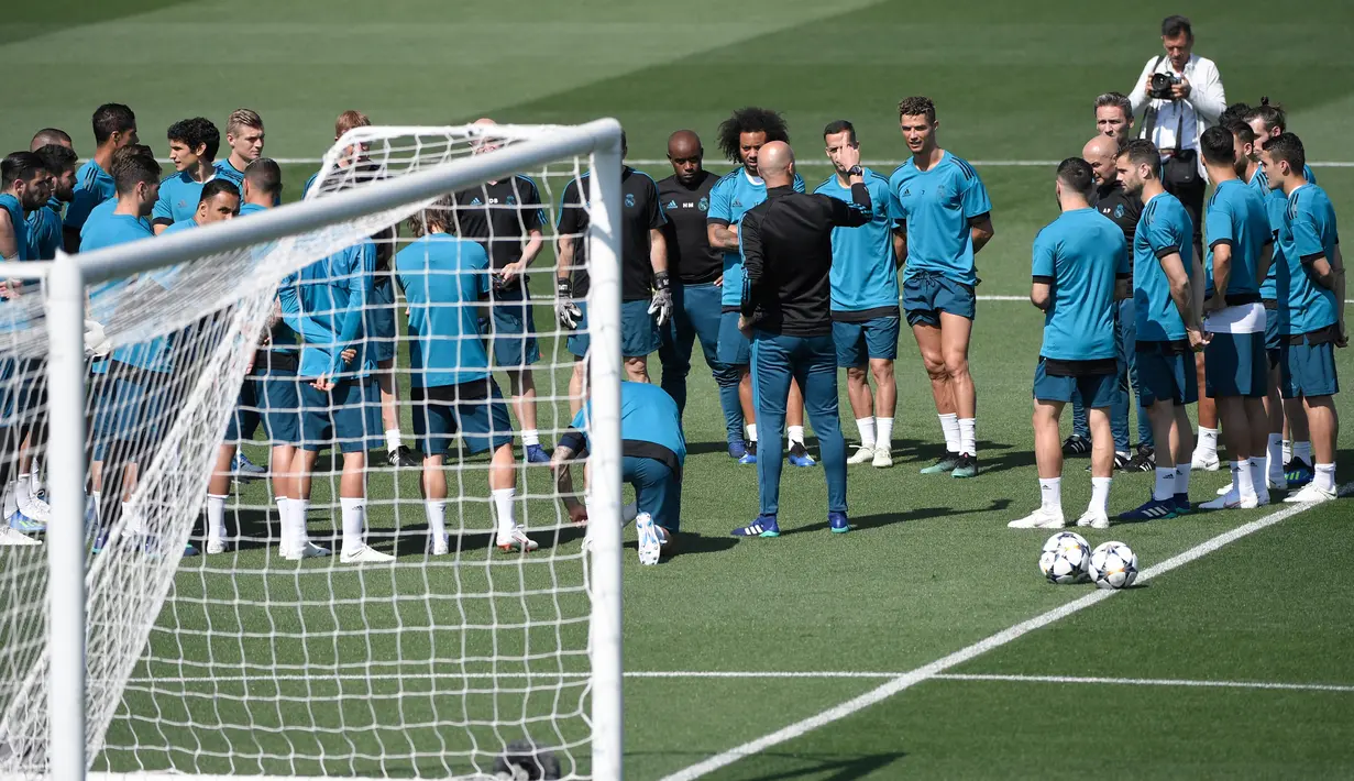 Para pemain Real Madrid saat sesi pelatihan di Madrid, Spanyol (22/5). Madrid akan melawan Liverpool pada babak final Liga Champions yang akan berlangsung 26 Mei mendatang di Stadion NSC Olimpiyskiy di Kiev. (AFP Photo/Gabriel Bouys)