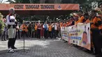 Gubernur Jawa Tengah Ganjar Pranowo memberikan sambutan saat melepas keberangkatan personel  Badan Penanggulangan Bencana Daerah (BPBD) dan bantuan ke Banten yang terdampak bencana tsunami Selat Sunda di Semarang, Jumat (28/12). (Liputan6.com/Gholib)