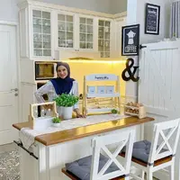 Menengok Dapur dan Ruang Makan Rumah Natalie Sarah yang Bernuansa Kafe. foto: Instagram @natalie_sarahs