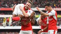 Para pemain Arsenal merayakan gol ke gawang Swansea City pada laga Premier League di Emirates Stadium, London, Sabtu (15/10/2016). (AFP/Justin Tallis)