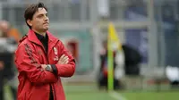 Pelatih AC Milan, Vincenzo Montella menyaksikan para pemainnya saat bertanding melawan Lazio pada lanjutan Liga Serie A Italia di stadion Olimpiade Roma, (10/9). Lazio menang atas AC Milan 4-1. (AP Photo/Alessandra Tarantino)