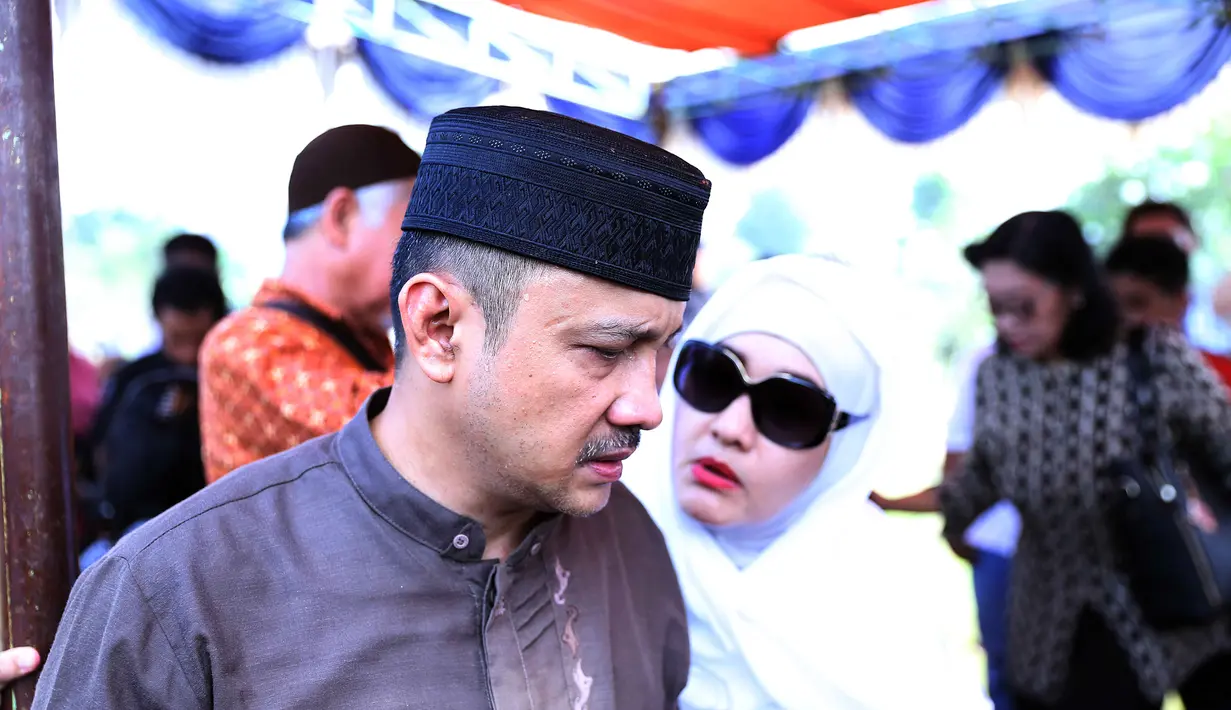 Beberapa kali, Adi Bing Slamet menyeka air matanya saat melepas kepergian ibunda. Begitu juga saat berdoa dan berpesan bagi yang masih hidup. (Nurwahyunan/Bintang.com)