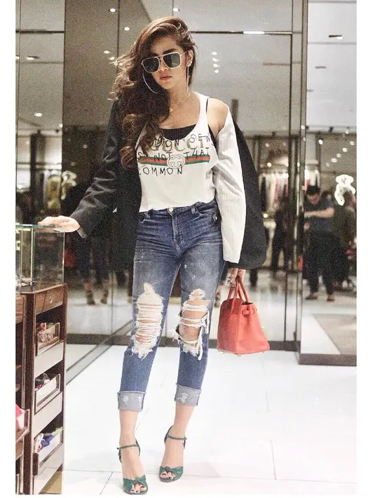 Tepatnya pada bulan November 2017 lalu Olla melahirkan anak ketiga yang berjenis kelamin perempuan. Namun sekarang, baru lima bulan pasca melahirkan, penampilan Olla makin seksi dan modis. (Instagram/ollaramlanaufar)