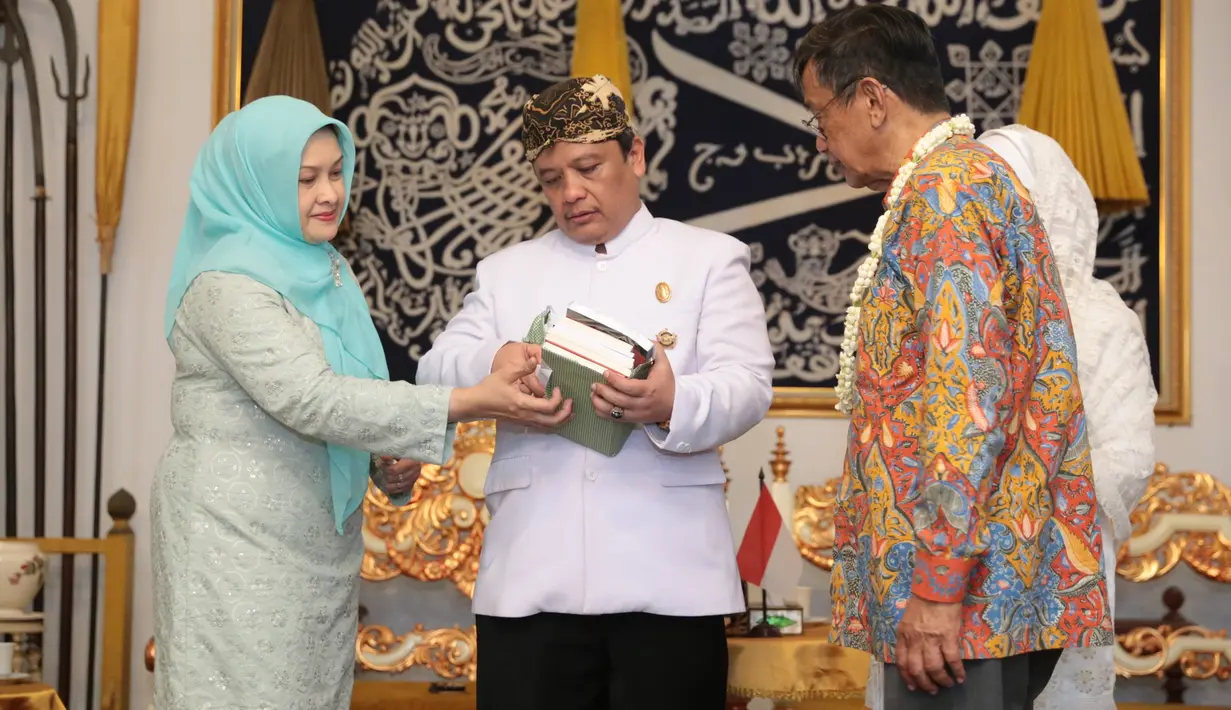 Dalam kesempatan yang berbahagia itu, ternyata Sultan memiliki sebuah hadiah untuk Nani dan Ajip. Berupa lukisan bergambar bunga diberikan Sultan Arief untuk pasangan Nani dan Ajip. (Adrian Putra/Bintang.com)