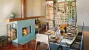 Beverly Hills - Mantan pasangan suami istri, Demi Moore dan Ashton Kutcher, menganut desain kontemporer secara utuh pada dining room miliknya. Material kayu digunakan sebagai pengganti papan gipsum pada plafon.(architecturaldigest.com)