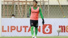 Ada pemandangan unik pada laga Madura United melawan PSS Sleman di Grup C Piala Menpora 2021, Selasa (23/3/2021) di Stadion Si Jalak Harupat, Bandung. (Bola.com/M Iqbal Ichsan)