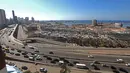 Puing-puing bangunan terlihat di Pelabuhan Beirut, Lebanon (17/8/2020). Kerugian yang dialami Lebanon pascaledakan di Beirut meningkat saat Perserikatan Bangsa-Bangsa (PBB) dan mitranya melanjutkan penilaian mereka. (Xinhua/Bilal Jawich)