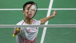 Pebulutangkis Indonesia, Anthony Ginting, saat melawan wakil China Taipei, Chou Tien-chen, pada laga Asian Games di Istora, Jakarta, Senin (27/8/2018). Anthony Ginting kalah 21-16, 21-23, dan 17-21. (Bola.com/Vitalis Yogi Trisna)