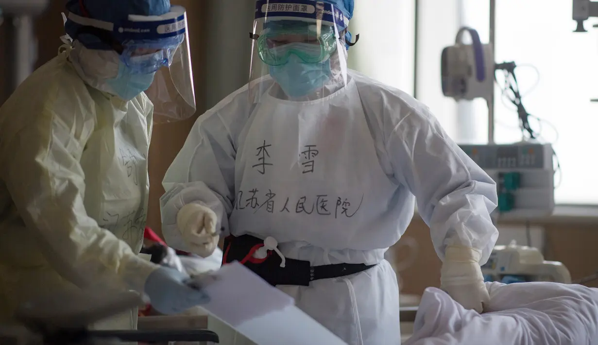 Li Xue (kanan), petugas medis dari Provinsi Jiangsu, bekerja di bangsal ICU Rumah Sakit Pertama Kota Wuhan di Wuhan, Provinsi Hubei, 22 Februari 2020. Para tenaga medis dari seluruh China telah mengerahkan upaya terbaik mereka untuk mengobati pasien COVID-19 di rumah sakit itu. (Xinhua/Xiao Yijiu)