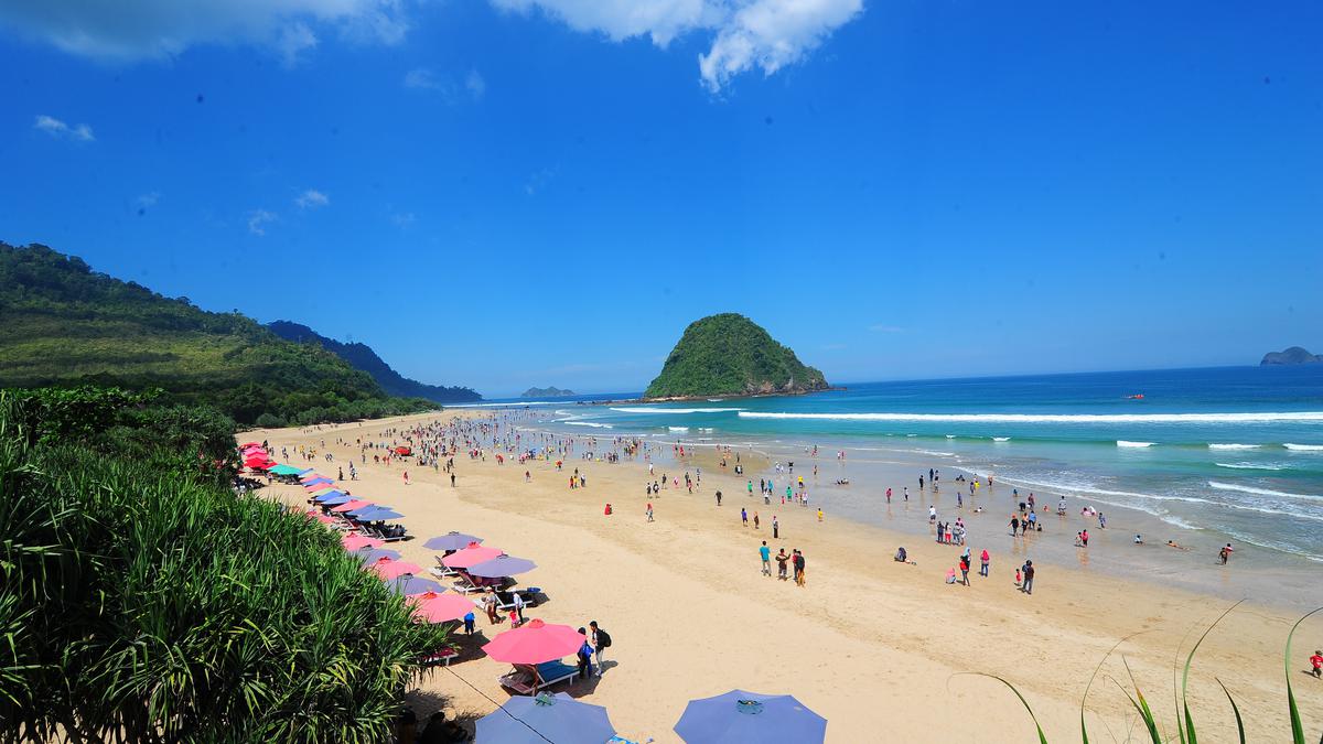 Rekomendasi Pantai-Pantai di Indonesia Paling Cocok Buat Libur Lebaran Habiskan THR