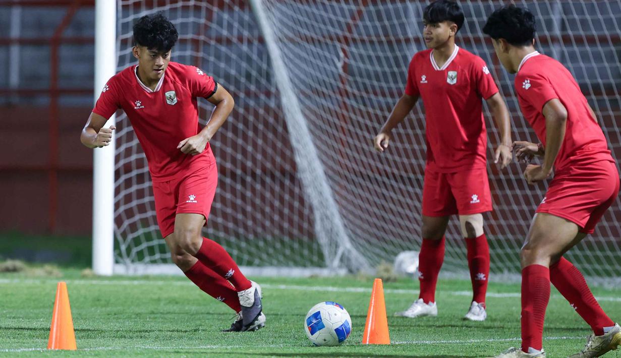 Pemain Timnas Indonesia menggelar sesi latihan terakhir jelang laga melawan Vietnam pada laga terakhir Grup A Piala AFF U-17 2026 di Stadion Gelora 10 November, Surabaya, Jawa Timur, Sabtu (18/4/2026). Timnas Indonesia akan melakoni laga hidup-mati melawan Vietnam pada pertandingan Grup A Piala AFF U-17 2026. (Bola.com/M Iqbal Ichsan)