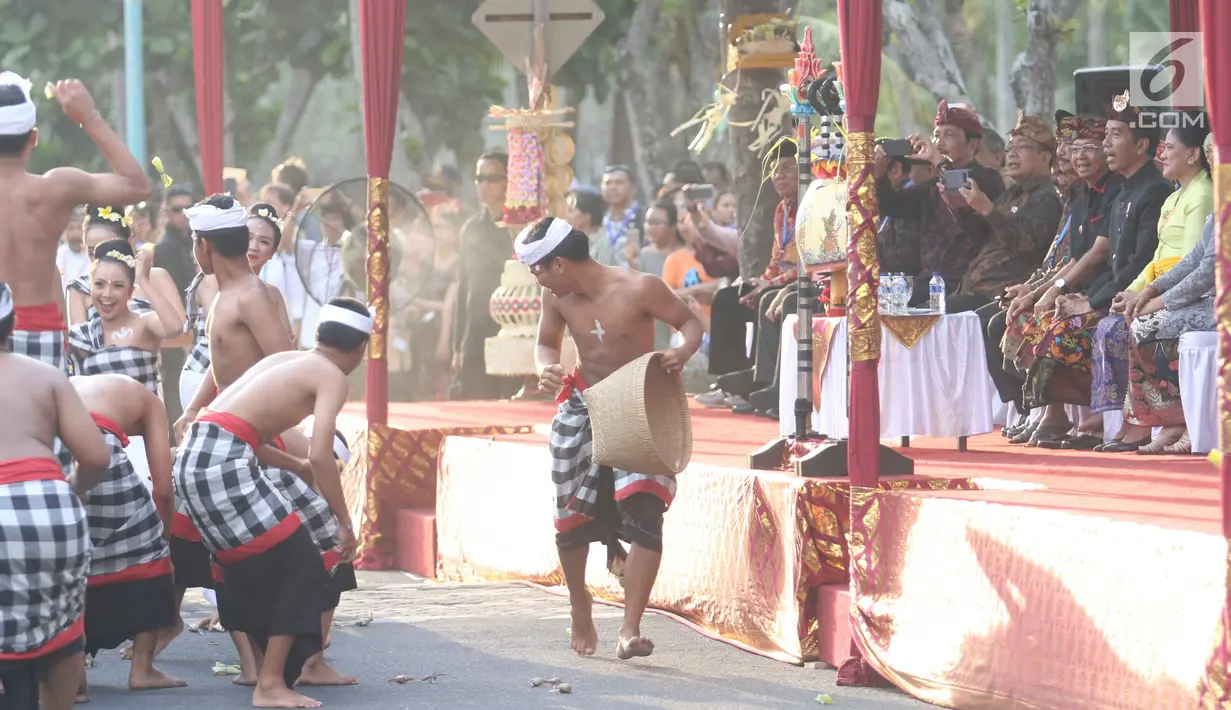 Presiden Joko Widodo dan Ibu Negara Iriana menyaksikan Karnaval Budaya Bali di kawasan Nusa Dua, Bali, Jumat (12/10). Karnaval tersebut untuk mengenalkan kepada delegasi  IMF - WB Group 2018 tentang budaya Bali. (Liputan6.com/Angga Yuniar)