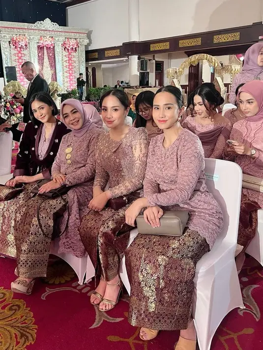 Melengkapi tampilannya dengan heels strap gold senada dengan kainnya. Wajah Nagita pun tampak dengan riasan natural hanya tampak blush on pink senada dengan lipstiknya.  [@rieta_amilia]