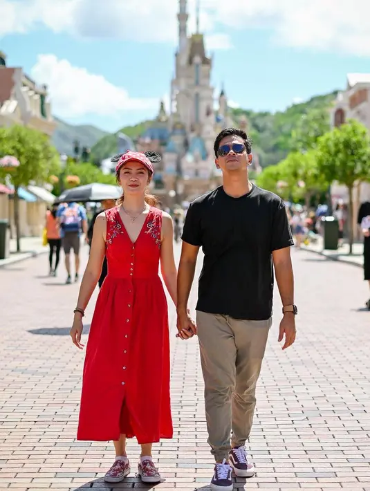 <p>Salah satu yang dikunjungi pasangan ini adala Disneyland, Hong Kong. Namun sayang, saat liburan bersama keluarganya, suhu udara negara tersebut tengah panas-panasnya.Bahkan, bisa mencapai 40 derajat celcius. [Instagram/suryainsomnia]</p>
