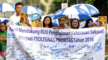 Aliansi masyarakat tolak kekerasan seksual beraksi di patung kuda, Jakarta, Selasa, (8/12). Dalam aksinya tersebut mendukung RUU penghapusan-KS untuk menjadi pembahasan dalam program Legislasi DPR RI tahun 2016. (Liputan6.com/Gempur M Surya)