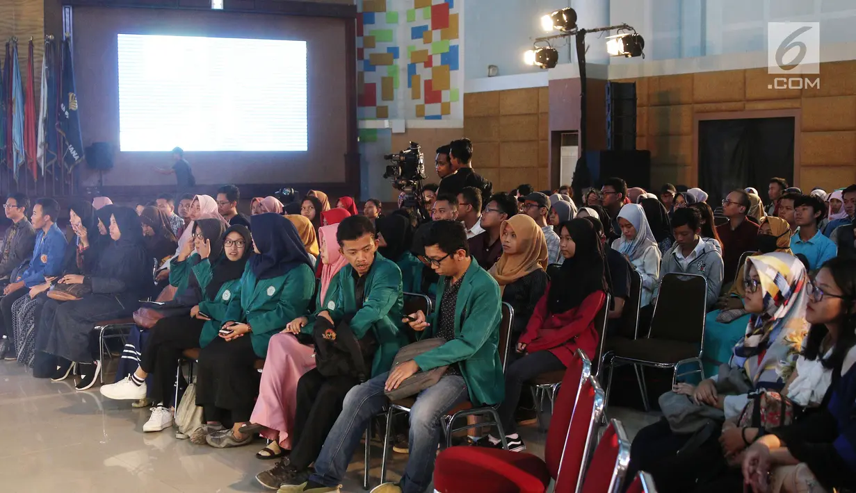 Para peserta Emtek Goes To Campus (EGTC) 2018 memenuhi Auditorium Universitas Negeri Semarang, Rabu (18/7). Acara yang memadukan kegiatan edukasi dan entertainment ini digelar selama tiga hari hingga 19 Juli 2018. (Liputan6.com/Herman Zakharia)