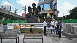 Pihak berwenang Bangkok telah memerintahkan penyelidikan setelah patung Kru Kai Kaew setinggi lima meter - seorang pria botak seperti gargoyle yang sedang duduk bersila - dipasang pada awal bulan ini di luar Hotel Bazaar yang merupakan hotel berbintang empat. (Lillian SUWANRUMPHA / AFP)