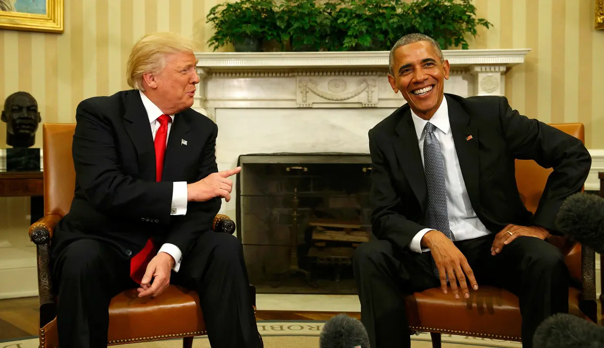 Presiden AS Barack Obama bertemu dengan Presiden terpilih Donald Trump di Gedung Putih, Washington, AS, Kamis (10/11). Meski saat kampanye Obama berseberangan dengan Trump, kini ia meminta rakyat AS untuk mendukung Trump (REUTERS / Kevin Lamarque)