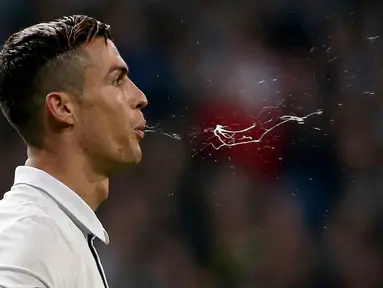 Bintang Real Madrid, Cristiano Ronaldo, meludah saat pertandingan Liga Champions melawan Dortmund di Santiago Bernabeu, Spanyol. Pada laga ini kedua klub bermain imbang 2-2. (Reuters/Juan Medina)