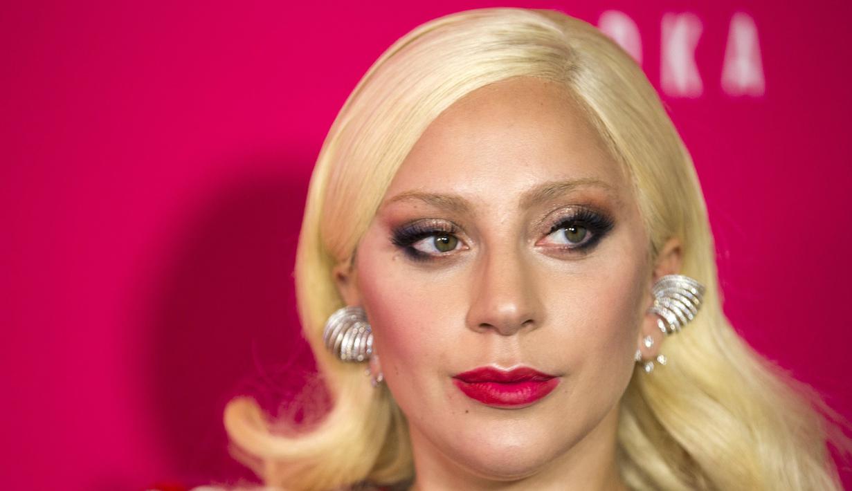 Penyanyi Sensasional Lady Gaga tampil anggun dalam pemutaran perdana film " Rock the Kasbah " di New York, Senin (19/10/2015).  Lady Gaga didampingi tunangannya Taylor Kinney yang merupakan seorang aktor. (REUTERS/Lucas Jackson)