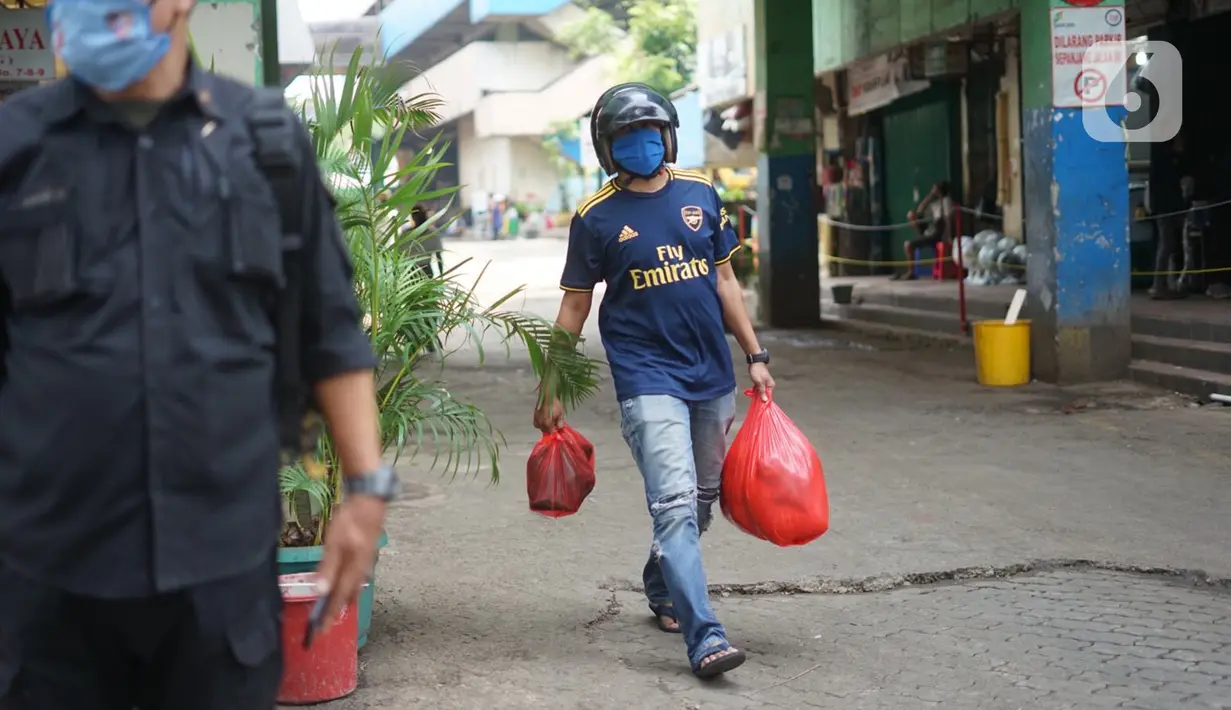 Warga mengenakan masker saat beraktivitas di sekitar Pasar Minggu yang kembali buka setelah penutupan selama tiga hari, Jakarta, Selasa (23/6/2020). Sebelumnya, Pasar Minggu ditutup sementara setelah tiga pedagang dinyatakan positif COVID-19. (Liputan6.com/Immanuel Antonius)