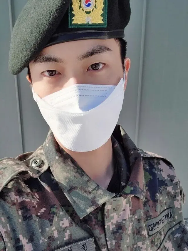 Jin BTS saat wamil. (Weverse via Soompi)