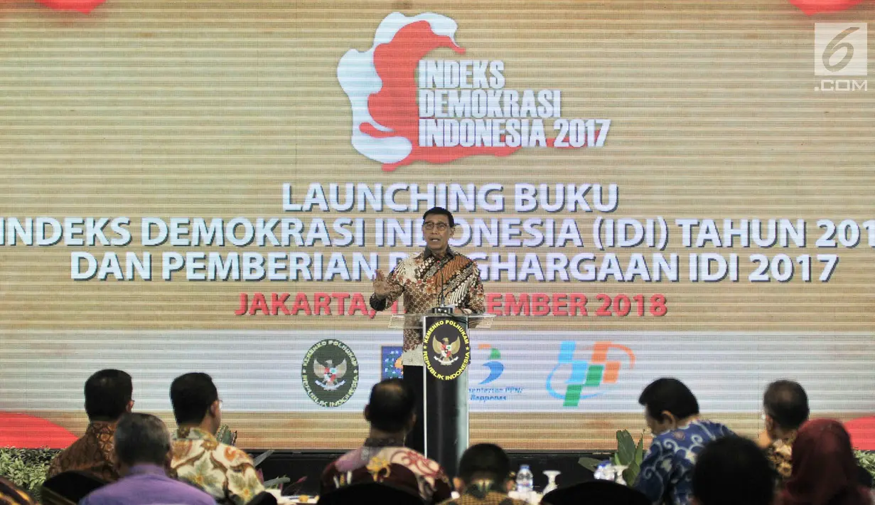Menko Polhukam Wiranto memberi sambutan saat memberikan piagam penghargaan Indeks Demokrasi Indonesia (IDI) 2017 di Jakarta, Kamis (13/12). Penghargaan diberikan kepada provinsi yang mencapai nilai IDI di atas 80. (Merdeka.com/Iqbal Nugroho)