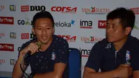 Gelandang Arema FC Dendi Santoso dan Pelatih Joko Susilo. (Liputan6.com/Rana Adwa)