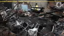 Warga melintasi pemukiman yang hangus terbakar di kawasan Duri Utara, Tambora, Jakarta, Rabu (12/8/2020). 382 kepala keluarga atau 974 jiwa kehilangan tempat tinggal akibat kebakaran di kawasan Duri Utara, Tambora, Jakarta Barat, pada Selasa (11/8/) malam. (Liputan6.com/Helmi Fithriansyah)
