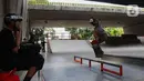 Jakarta memiliki banyak ruang terbuka, salah satunya adalah Taman Skateboard Slipi yang selalu ramai dikunjungi oleh anak-anak dan remaja untuk melakukan beraktivitas bermain papan seluncur. (Liputan6.com/Angga Yuniar)