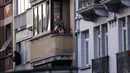 Warga bertepuk tangan dari balkon untuk menunjukkan penghormatan terhadap orang-orang yang bertugas di garis depan melawan pandemi virus corona COVID-19 di Brussel, Belgia,Selasa (14/4/2020). Kasus COVID-19 di Belgia terkonfirmasi sebanyak 31.119 positif dan 4.157 meninggal. (Xinhua/Zhang Cheng)