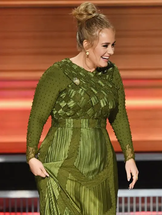 Aksi Adele ini memang terbilang gila, namun tindakannya ini berhasil membuat Beyonce dan yang lainnya merasa terharu.  (AFP/Bintang.com)