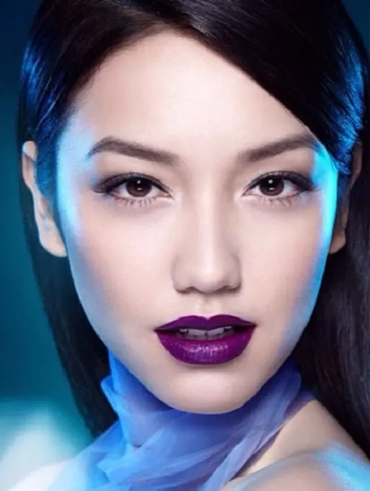 Saat menjalani suatu pemotretan, Velove Vexia tampil memukau dengn mengenakan lipstik warna ungu tua. (Foto: instagram.com/vaelovexia)