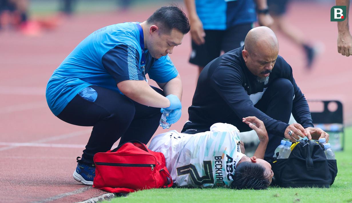 Aksi tekel keras dari Rizky Ridho membuat Beckham terkapar di lapangan. (Bola.com/M Iqbal Ichsan)