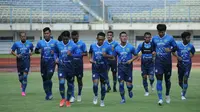 Para pemain Persib Bandung melakoni latihan perdana dalam persiapan menuju Liga 1 musim 2021/2022 di Stadion Gelora Bandung Lautan Api, Senin (24/5/2021). (Bola.com/Erwin Snaz)