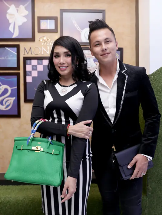 Mengambil paket ibadah sekaligus paket liburan. Dubai menjadi pilihan, karena menyimpan kenangan sebelum keduanya resmi menikah. (Andy Masela/Bintang.com)