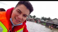 Momen Baim Wong Kunjungi Korban Banjir Kalsel, Terjun Langsung Salurkan Donasi. (Sumber: Instagram/baimwong)